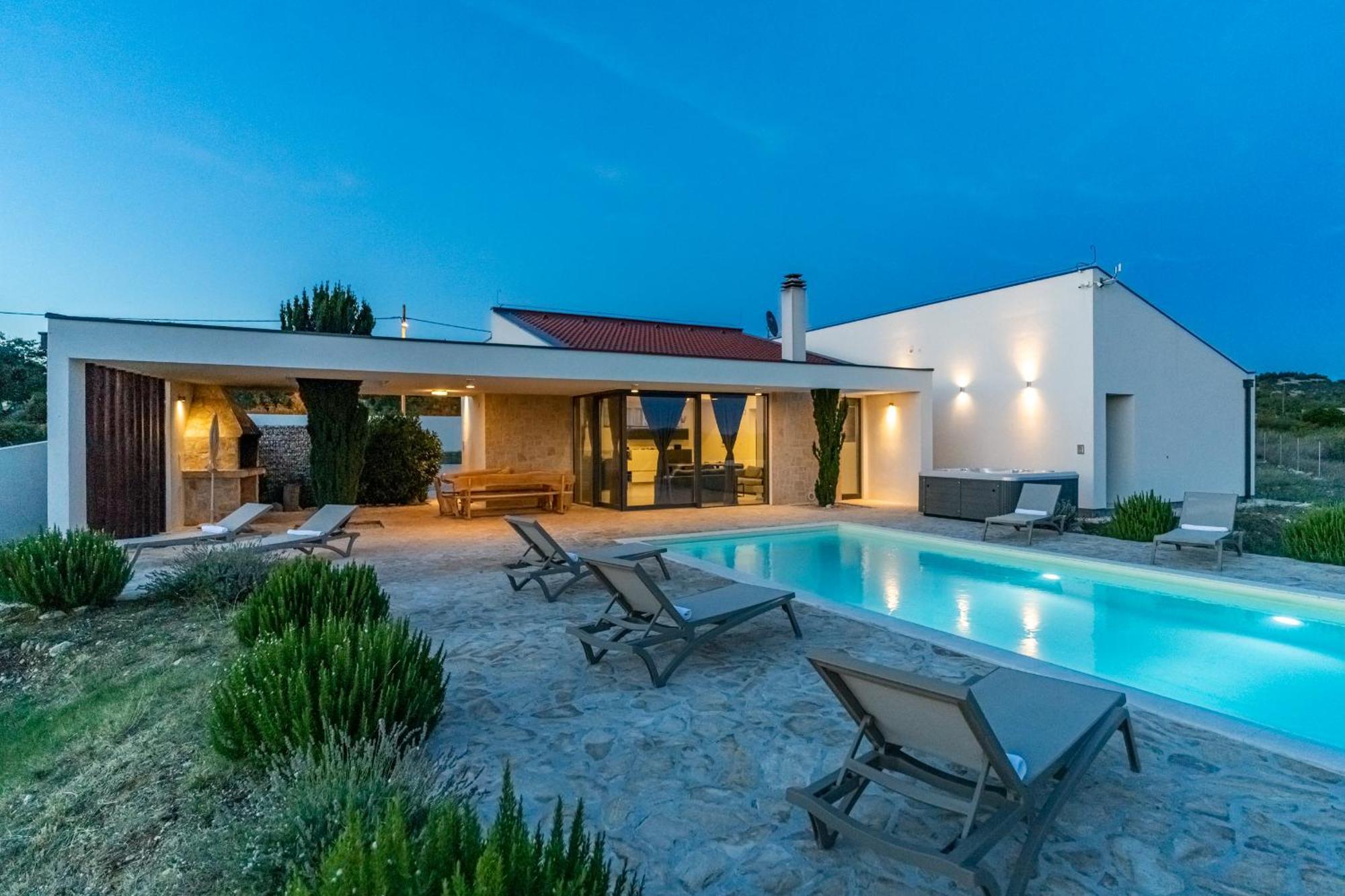 Villa T, Spacious With Heated Pool, Hot Tub & Sauna Rastevic Dış mekan fotoğraf